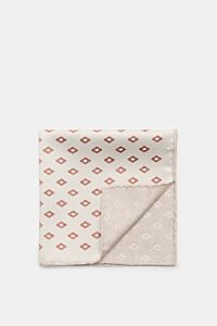 Top-down view of the Brunello Cucinelli Seiden-Einstecktuch sand/rostbraun/beige gemustert showing an elegant silk pocket square with a refined diamond pattern and finely rolled contrasting edges.

Description: Eleganter Akzent: Das Einstecktuch aus re