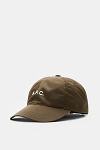 A.P.C. Baseball-Cap 'Charlie' khaki shown from a front-side angle, made of high-quality lightweight microfiber with a classic six-panel design, featuring a white logo print on the front and an adjustable back closure. Lässiger Urban Style aus Paris: Die B
