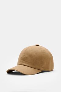 Aurélien Baseball-Cap camel aus reinem Leinen, leicht griffig, Six-Panel-Stil mit gebogenem Schirm, tonalem Logo-Stitching, seitliche Frontperspektive.