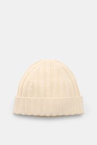 von Braun Cashmere Mütze offwhite, frontal fotografiert, aus reinem mongolischem Cashmere, sehr weicher Griff, feines Strickbild, klassisches Rippstrickmuster, schmaler Umschlag.
