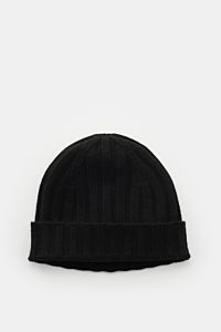 von Braun Cashmere Mütze schwarz, frontal fotografiert mit schmalem Umschlag, feinem Rippstrickmuster, weichem Griff aus reinem mongolischem Cashmere.