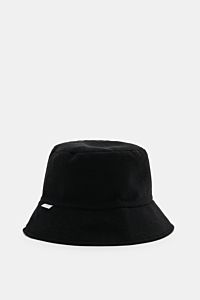 Schwarzer 04651/ A trip in a bag Wende-Frottee Bucket Hat aus elastischer Baumwolle mit schmaler Krempe, weichem Griff, kleinem Weblabel, frontal fotografiert.