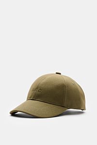 Front-side view of the A.P.C. Baseball-Cap 'Charlie' oliv in olive green, made of robust cotton canvas with tonal logo stitching and adjustable closure. 

Zeitlos, sportlich, A.P.C.: Die Six-Panel-Cap 'Charlie' aus robustem Baumwoll-Canvas bringt franz
