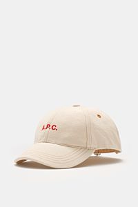 A.P.C. Baseball-Cap 'Charlie' creme aus robustem Baumwoll-Canvas, Six-Panel-Design, rotes tonales Logo, verstellbarer Verschluss, seitliche Perspektive.