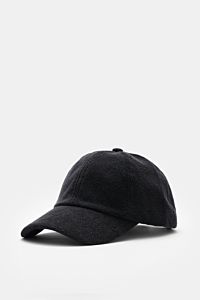 Front-side view of the 04651/ A trip in a bag Terry baseball cap 'Terry' black in soft cotton terry with six-panel style and adjustable closure.

Spring awakening: This stylish baseball cap in soft terry from the label 04651/ A TRIP IN A BAG offers goo