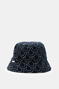 04651/ A trip in a bag Wende-Frottee Bucket Hat navy, frontal fotografiert, Frottee mit Muster, Baumwolle, wendbar, schmale Krempe, Weblabel sichtbar.