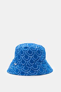 04651/ A trip in a bag Wende-Frottee Bucket Hat blau, von vorne fotografiert, Baumwoll-Frottee mit Muster, wendbar, schmale Krempe, Weblabel.