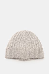 Front view of 04651/ A trip in a bag Cashmere Mütze hellgrau meliert, a light gray melange cashmere beanie with wide cuff and ribbed knit.

Description: Luxuriöses Winter-Accessoire: Die edle Cashmere-Mütze aus der ‚Look of the Games‘ Capsul
