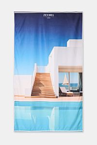 Zeybra Portofino 1962 Strandtuch blau/multicolor gemustert mit Treppen- und Pool-Print, feine Microfaser, glatter Griff, Frontansicht, 120x190 cm.