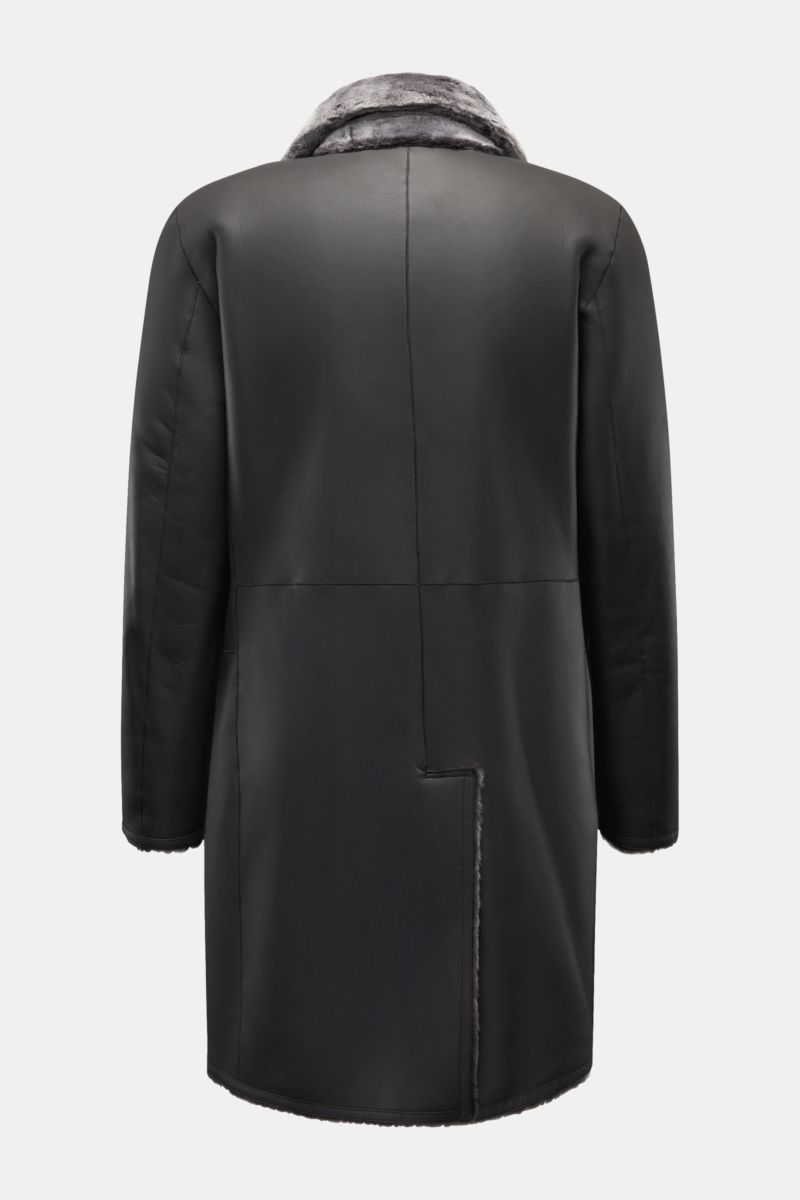 Manzoni 24 Lammfellmantel anthrazit, Rückansicht, Slim Fit aus weichem Lammleder mit Reverskragen, drei Knöpfen, Hüfttaschen, Rückenmittelschlitz.