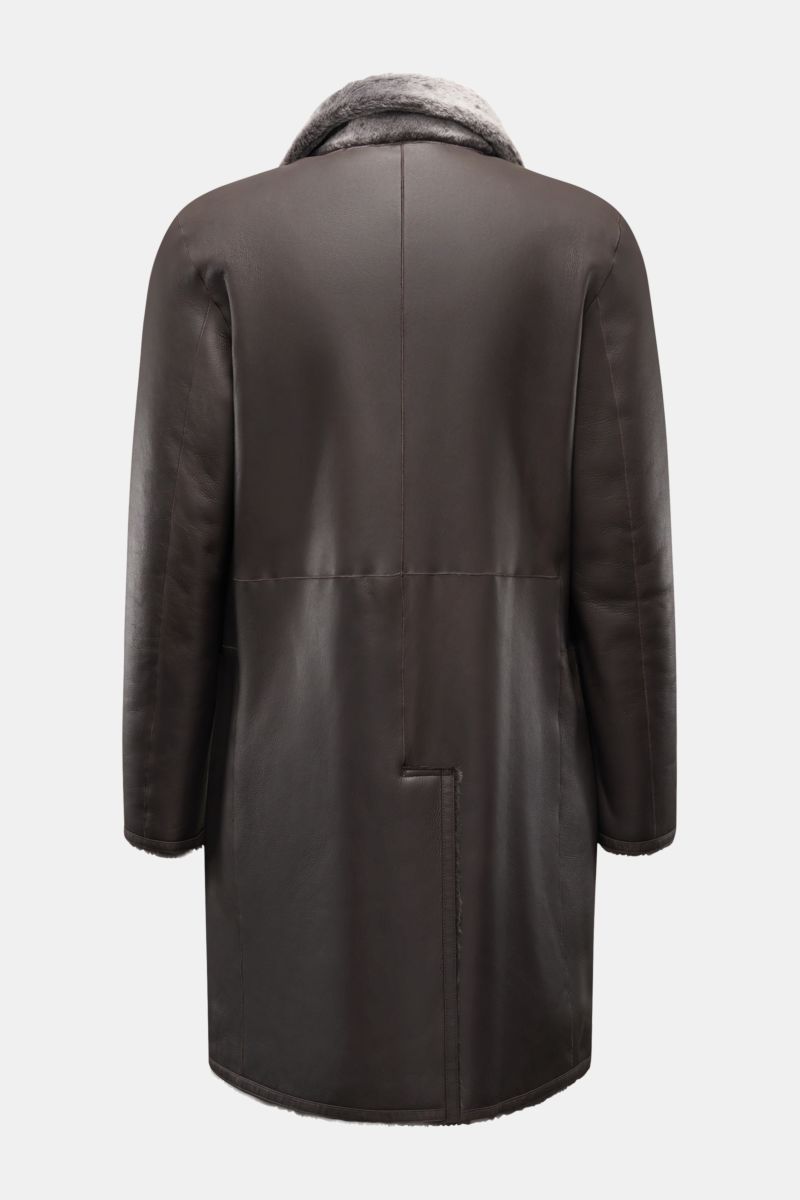 Manzoni 24 Lammfellmantel graubraun, Rückansicht, Slim Fit, Reverskragen aus weichem Lammfell, Drei-Knopf-Leiste, aufgesetzte Taschen, Rückenmittelschlitz.
