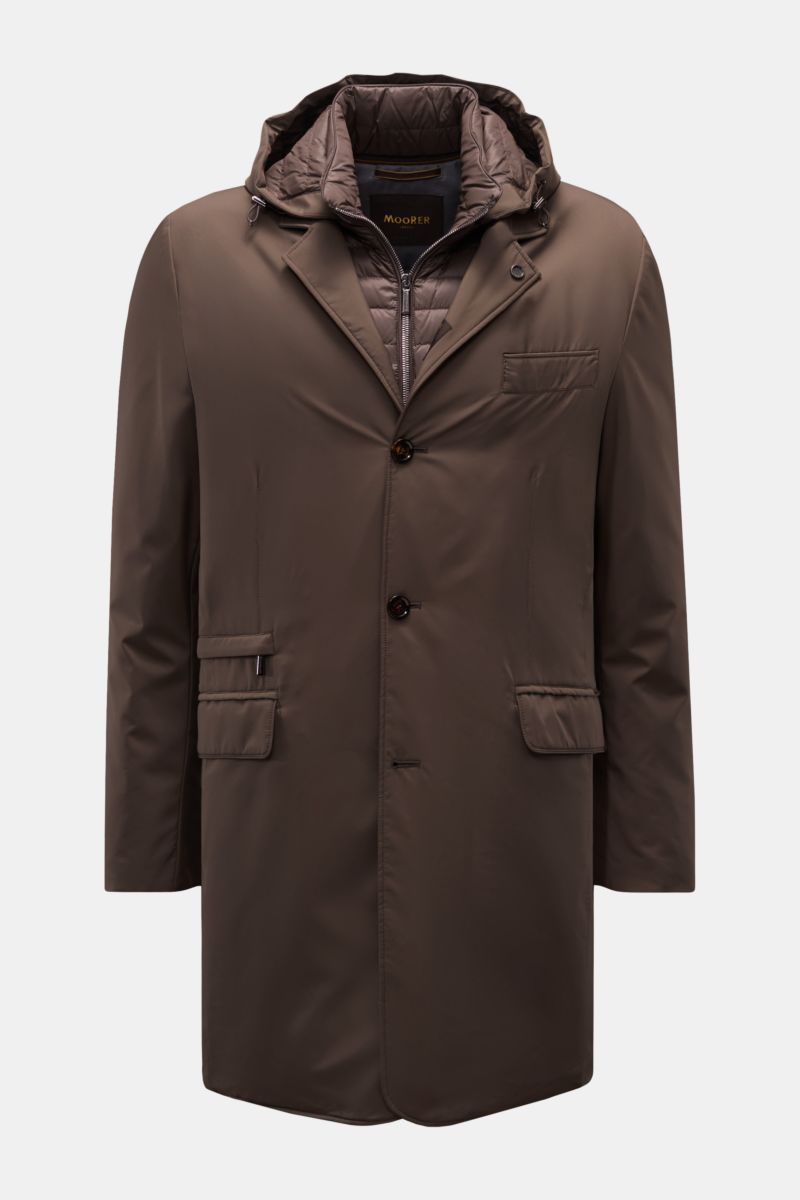 Front view of Moorer Daunen-Kurzmantel 'Redon' graubraun, a slim fit short down coat with matte resin-coated microfiber fabric, detachable hood, variable collar, three-button placket, four front pockets, two inner pockets, removable double-front, quilted 