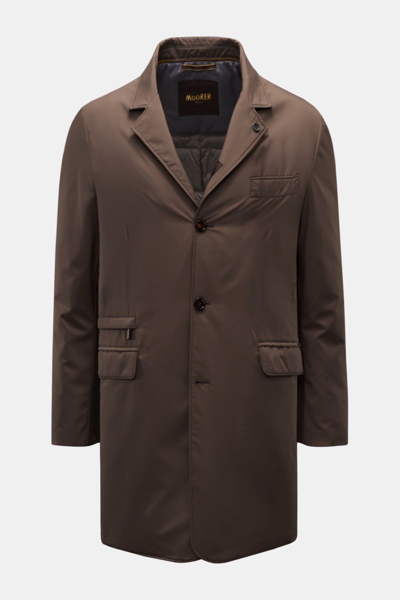 Front view of the Moorer Daunen-Kurzmantel 'Redon' graubraun, a slim fit short down coat in matte gray-brown microfiber, wind- and water-repellent with three-button placket, four front pockets, removable hood with drawstring, variable collar, light down f
