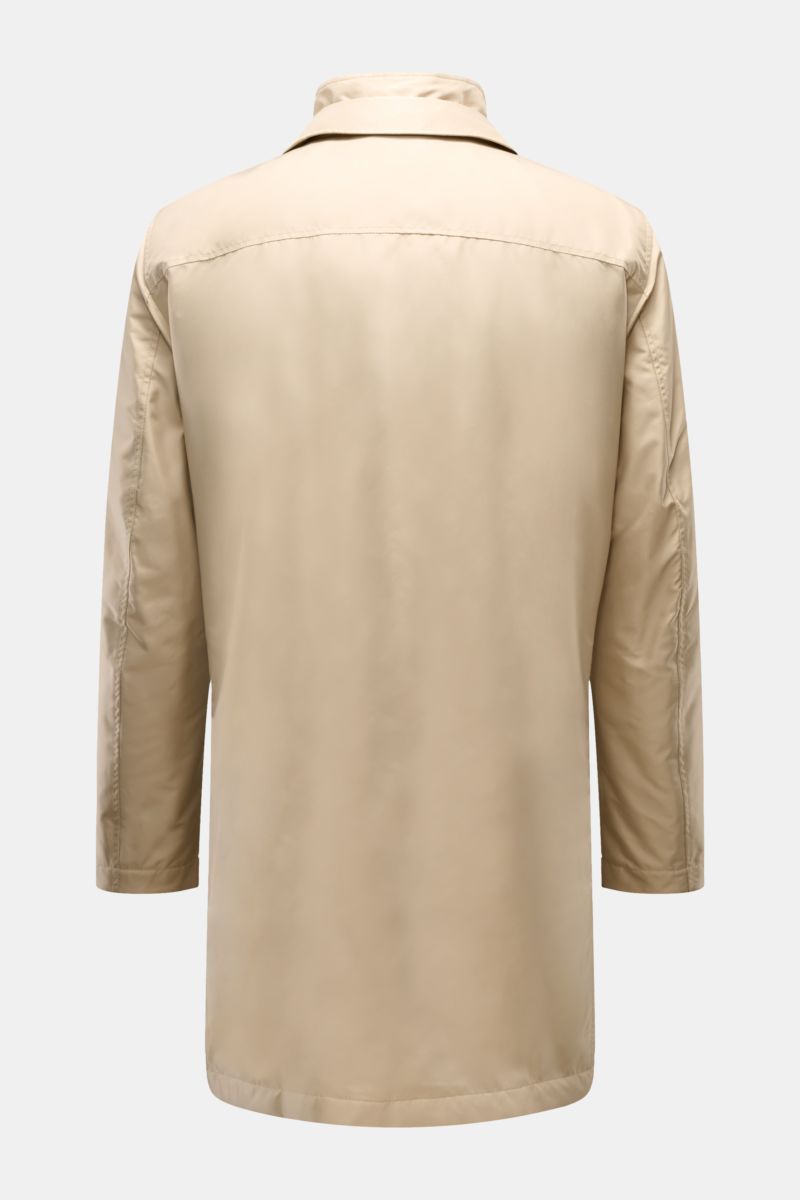 Back view of Fay Mantel 'Morning Coat' beige in popeline technical microfiber, smooth grip, water-repellent, light padding, regular fit.

 

Popeline aus technischer Microfaser
glatter Griff
wasserabweisend
leicht