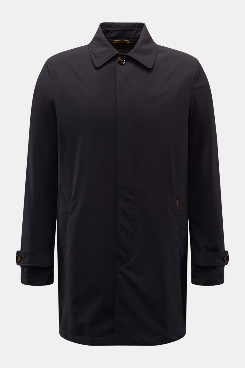 Moorer Kurzmantel 'Vittor' navy, frontale Ansicht, wasserabweisender Slim Fit Mantel mit Umlegekragen, Vier-Knopf-Leiste, paspelierten Fronttaschen und Ärmelknöpfen.