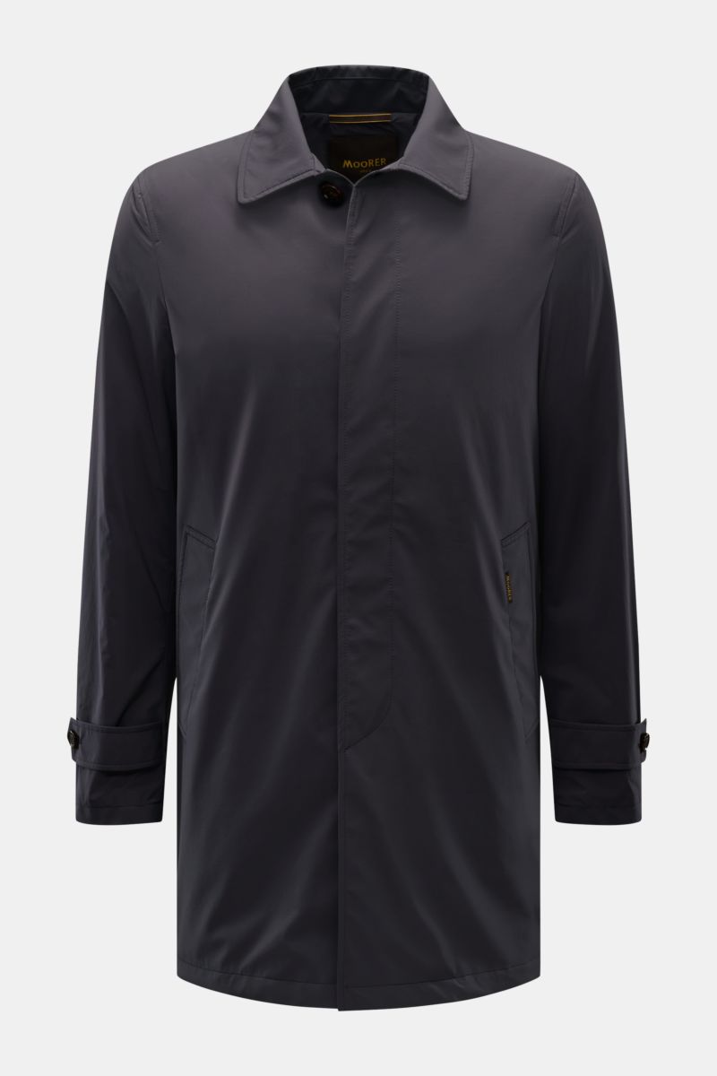 Front view of Moorer Kurzmantel 'Vittor' dunkelgrau, a slim fit, dark grey short coat made of water-repellent microfiber with smooth texture, four-button placket, turn-down collar, piped front pockets, buttoned sleeve cuffs, back vent, smooth lining, and 