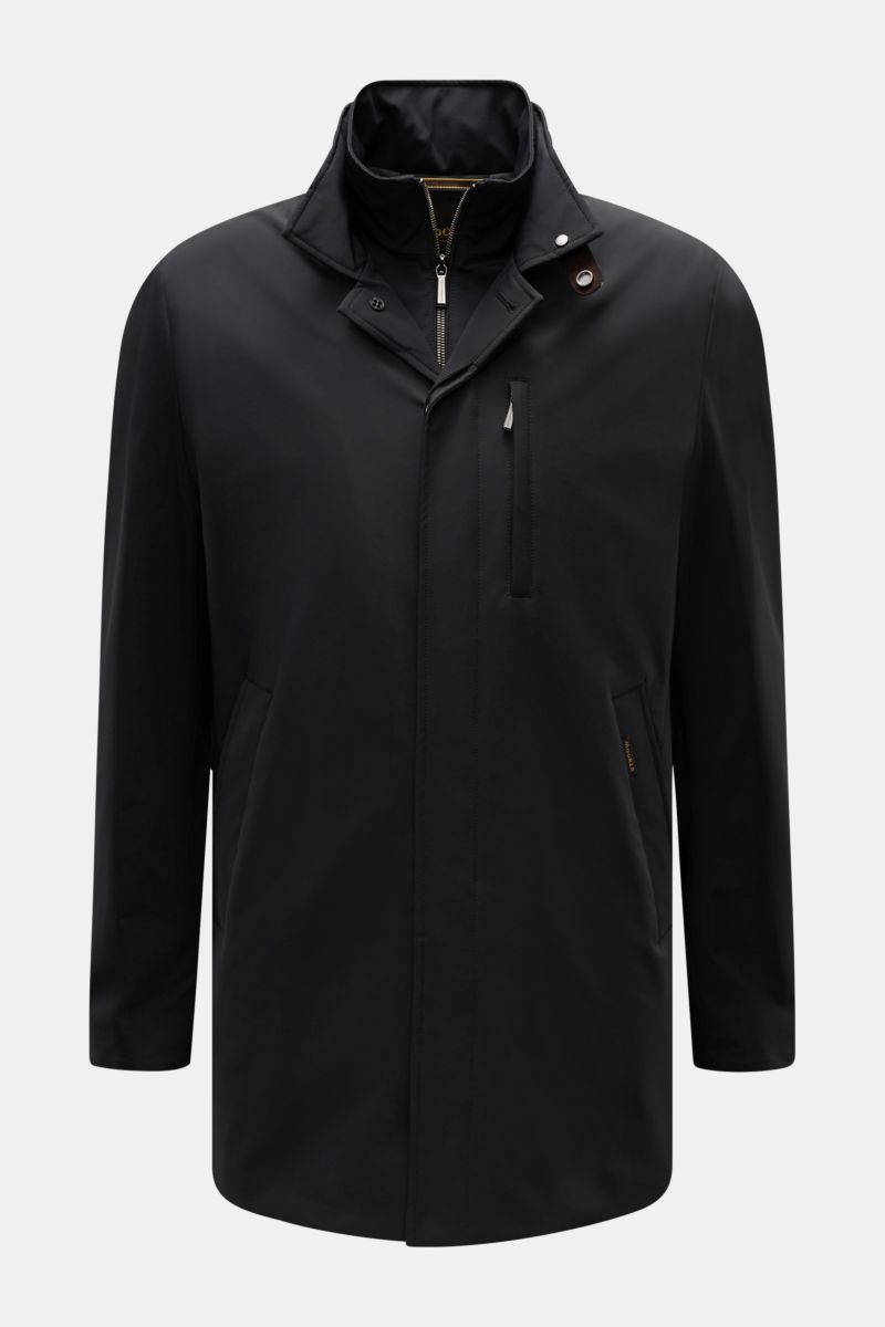 Moorer Kurzmantel 'Edgar' schwarz, frontal fotografiert, wasserabweisend, elastische Microfaser, Slim Fit, Double-Front mit Stehkragen, Kapuze im Kragen, Leistentaschen mit Magnetverschluss.