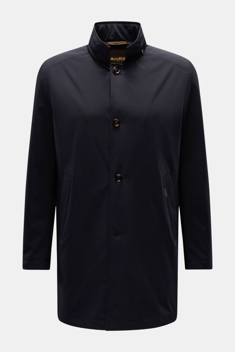 Moorer Kurzmantel 'Hektor' navy, frontal fotografiert, wasserabweisend, Slim Fit, Stehkragen mit versteckter Kapuze, vier Knöpfe, schräge Taschen.