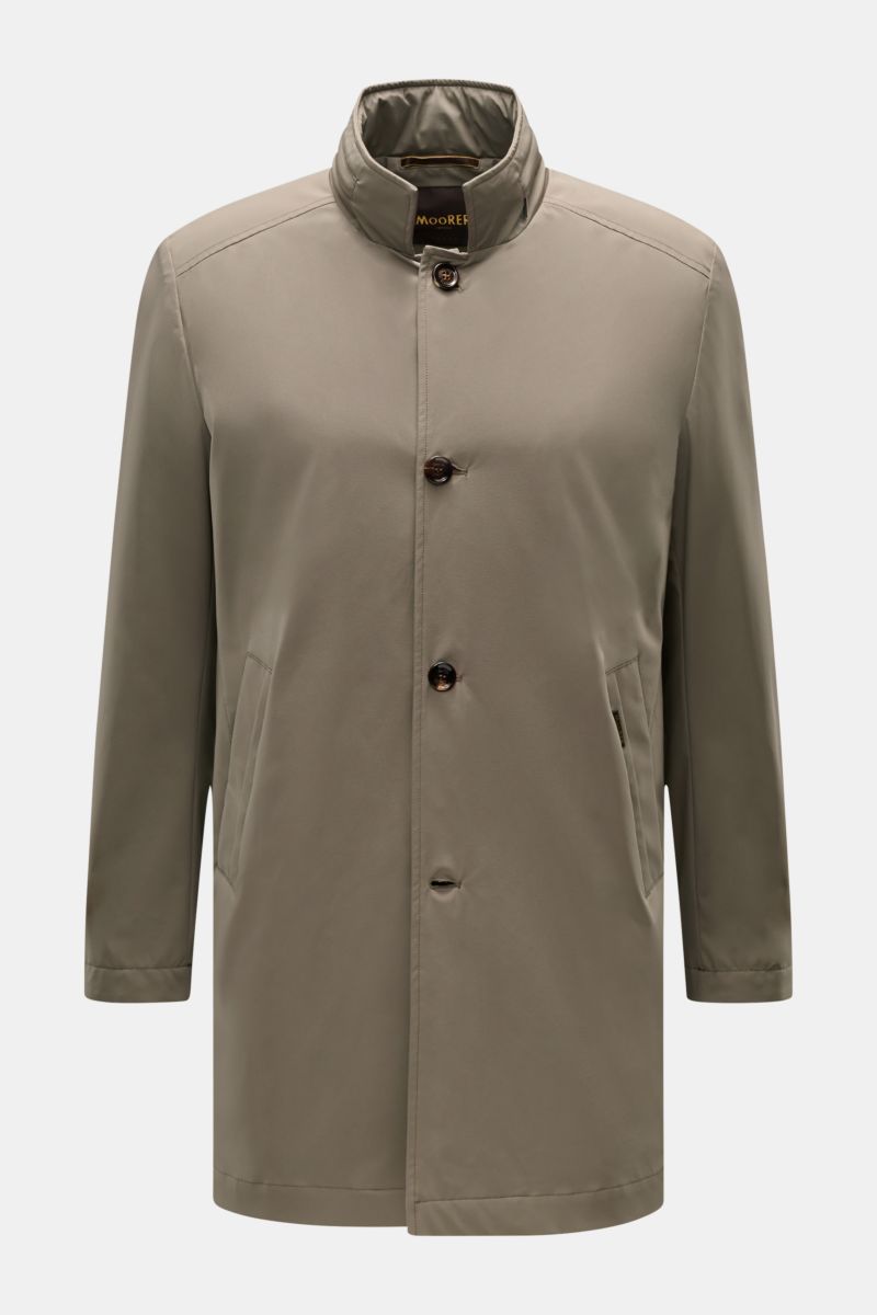 Moorer Kurzmantel 'Hektor' khaki front view, slim fit short coat in smooth, water-repellent microfiber with stand collar, hidden hood, button closure, angled welt pockets, small label, back vent, and zipped inner pockets. 
