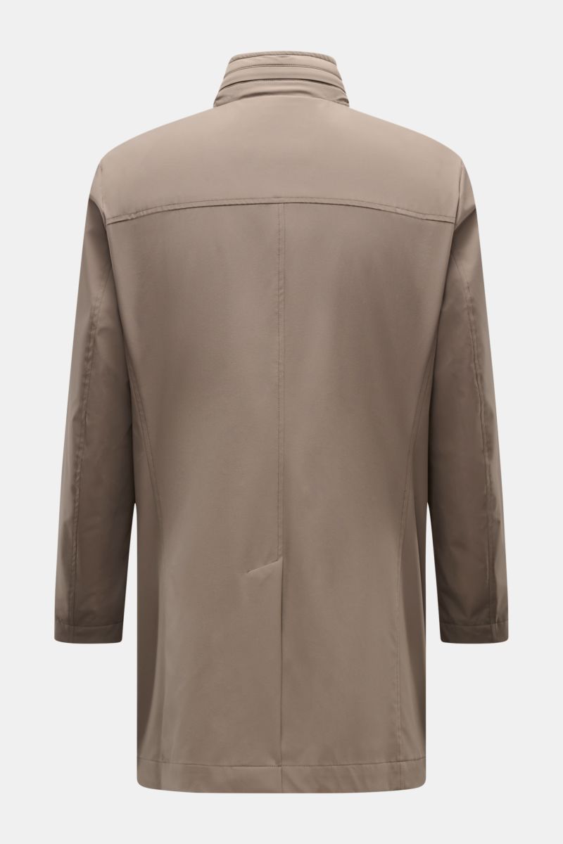 Rear view of Moorer Kurzmantel 'Hektor' khaki, slim fit, high-quality water-repellent microfiber, standing collar with hidden hood, back vent, smooth interior lining.

