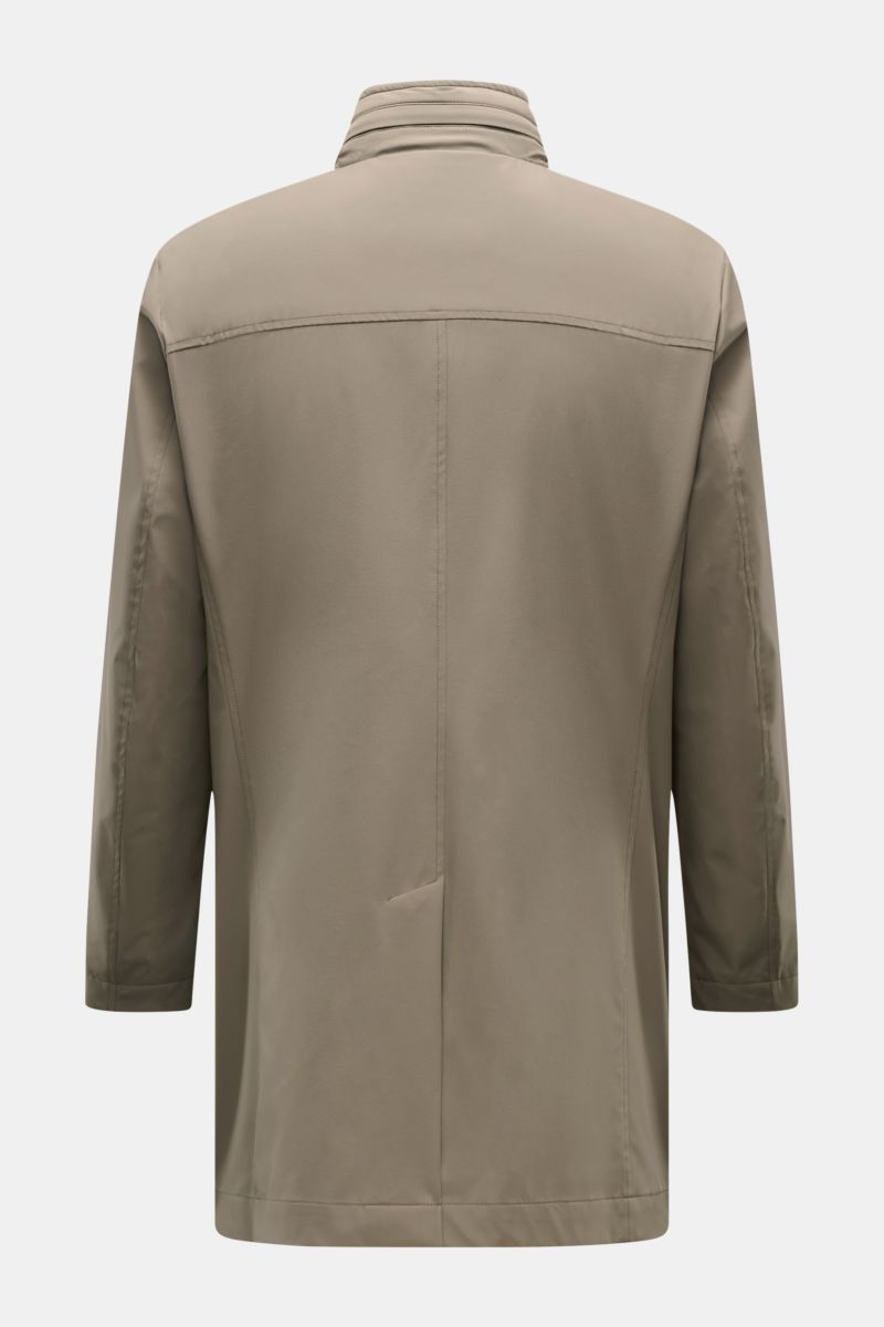Back view of Moorer Kurzmantel 'Hektor' khaki, a slim fit short coat made of smooth, water-repellent microfiber with stand collar and back vent. 