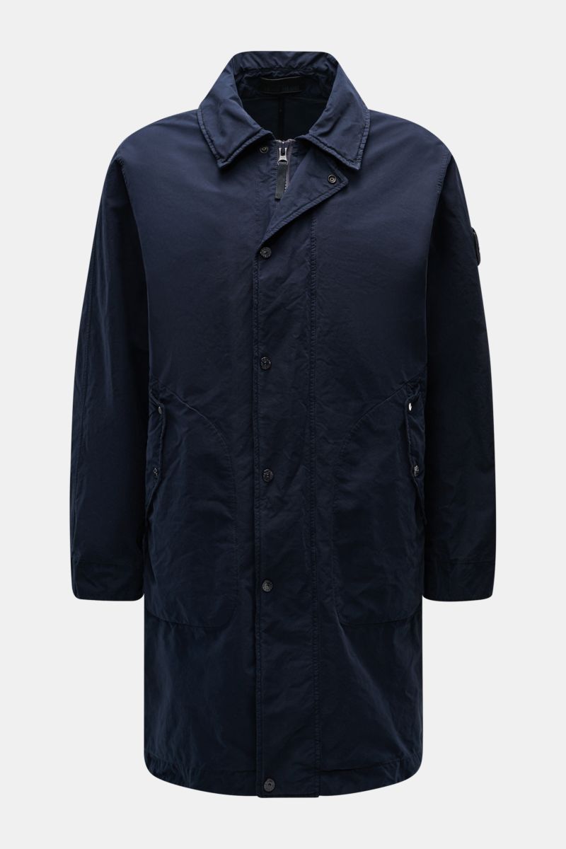 Stone Island Mantel 'Ghost Piece' navy, frontale Nahaufnahme, leichter Slim Fit Mantel, wasserabweisend, Microfaser, Umlegekragen, Fronttaschen mit Druckknöpfen, tonales Kompass-Badge am Oberarm.
