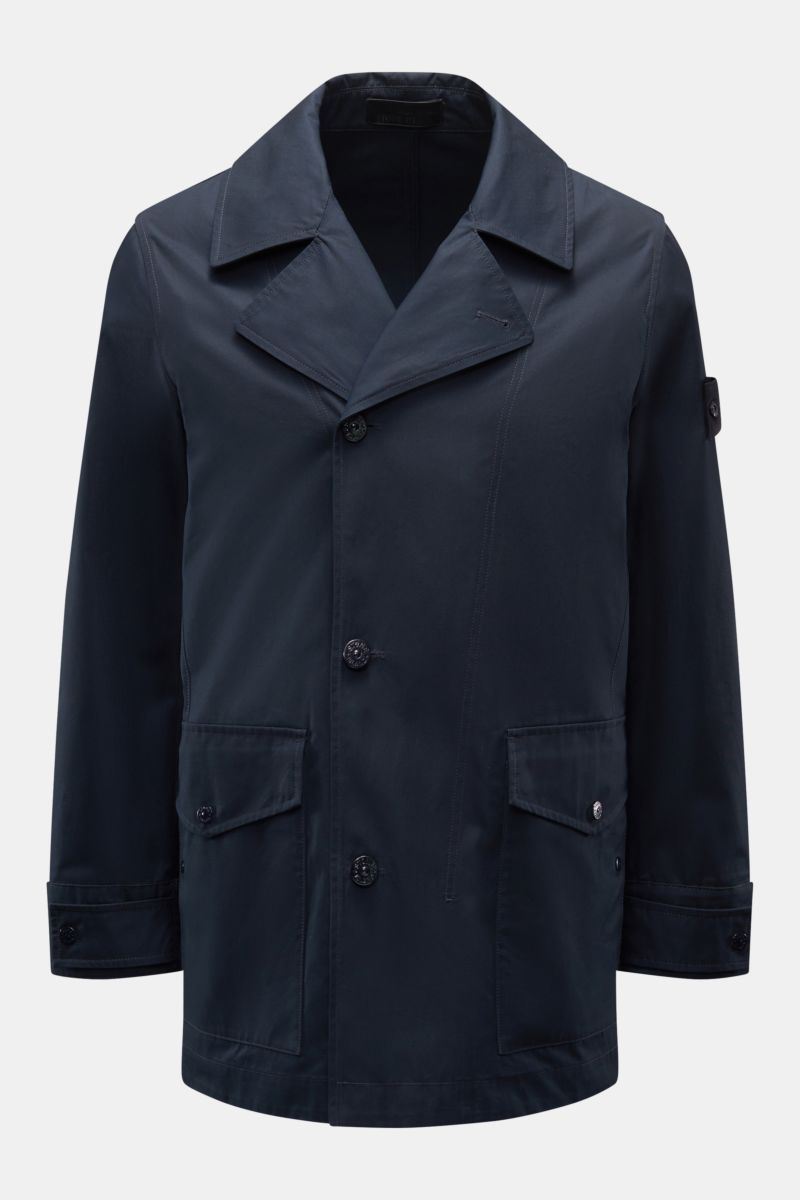 Stone Island Kurzmantel 'Ghost Piece' navy shown from the front, slim fit short coat in water-repellent microfiber popeline with tonal compass badge, double-breasted three-button placket, notch collar, flap front pockets with snap buttons, adjustable snap