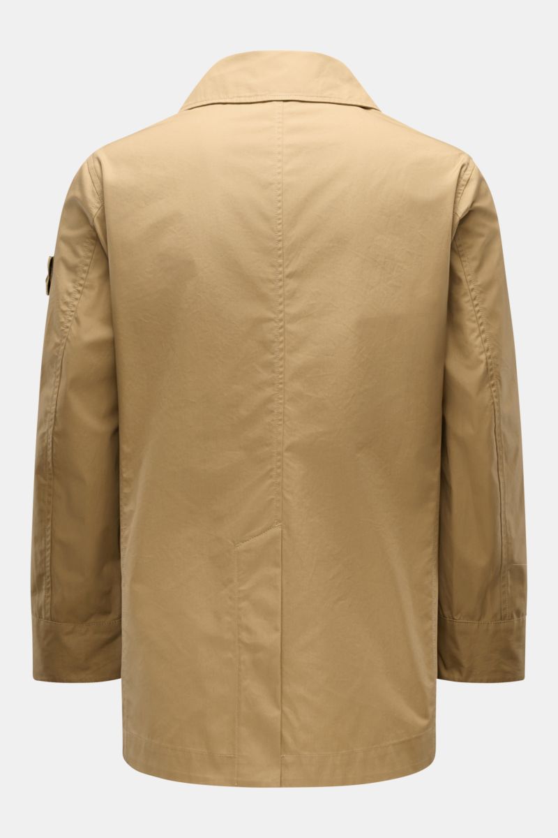 Rear view of Stone Island Kurzmantel 'Ghost Piece' khaki, a slim fit, water-repellent microfiber short coat with smooth feel and tonal compass badge.

Eleganz trifft Funktion: Der Kurzmantel von STONE ISLAND aus der 'Ghost-Collection' überzeugt mit was