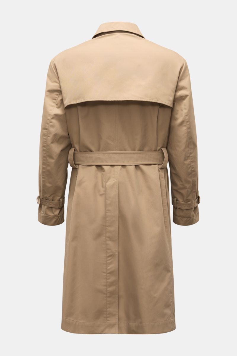 Rear view of Brunello Cucinelli Trenchcoat beige, water-repellent cotton and microfiber gabardine with belt and adjustable cuffs.

Wasserabweisend und atmungsaktiv: Ein innovativer Mix aus Baumwolle und Microfaser ist die Grundlage für diesen zeitlosen