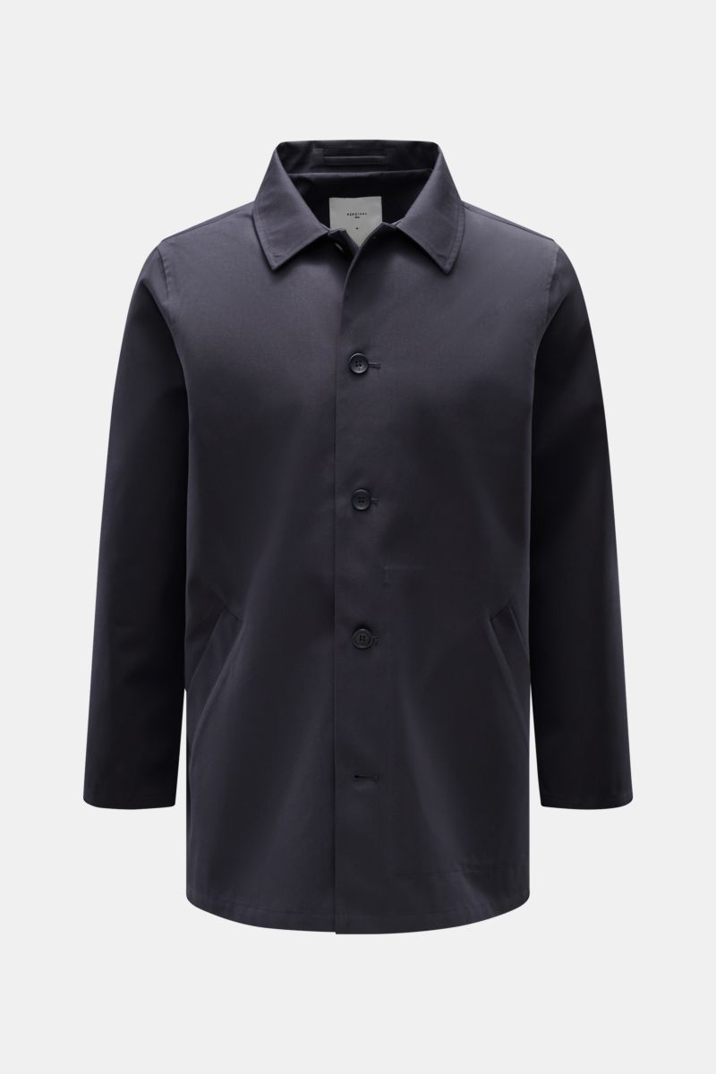 Percival Kurzmantel 'Sherlock' dark navy, frontale Ansicht, wasserdicht, Regular Fit, Fünf-Knopf-Leiste, Umlegekragen, paspelierte Taschen, Rückenmittelschlitz, Baumwoll-Microfaser-Mix.
