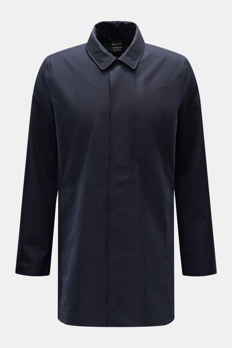 Front view of the UBR Regenmantel 'Sky Fall Savile' navy, an ultralight raincoat made from merino wool and microfiber, wind- and waterproof with slim fit, smooth touch, two-way zipper, magnet wind flap, hip pockets, taped seams, unlined, back vent, and on