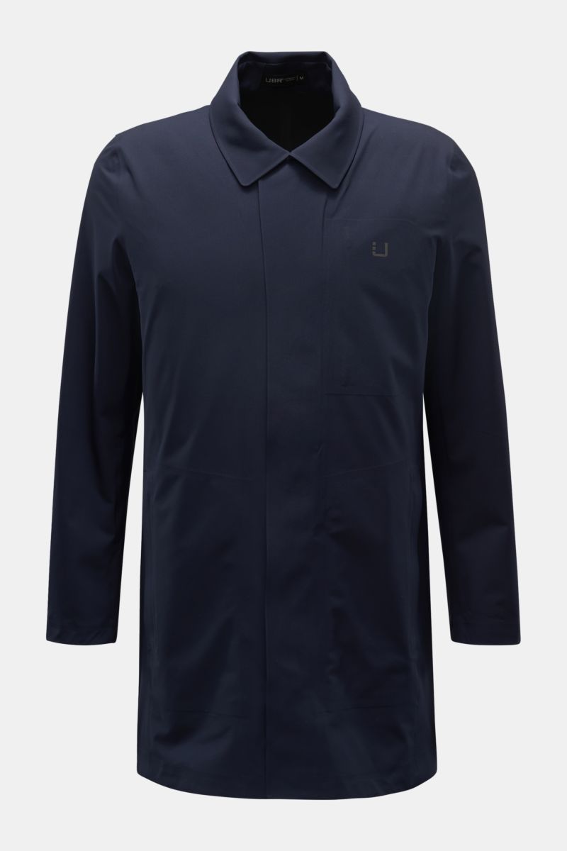 UBR Regenmantel 'Sky Fall' navy, frontale Nahaufnahme, ultraleichte Microfaser, winddicht, wasserabweisend, Slim Fit, Umlegekragen, Zwei-Wege-Reißverschluss.