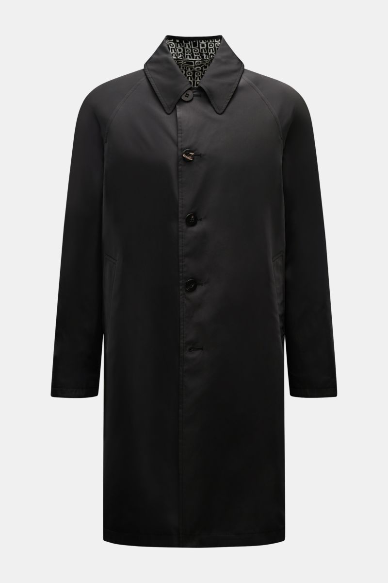 Vorderansicht des 04651/ A trip in a bag Wende-Mantel 'Abstract' schwarz/offwhite mit Umlegekragen, Slim Fit, fünf Knöpfen, Raglanärmeln und schrägen Leistentaschen.