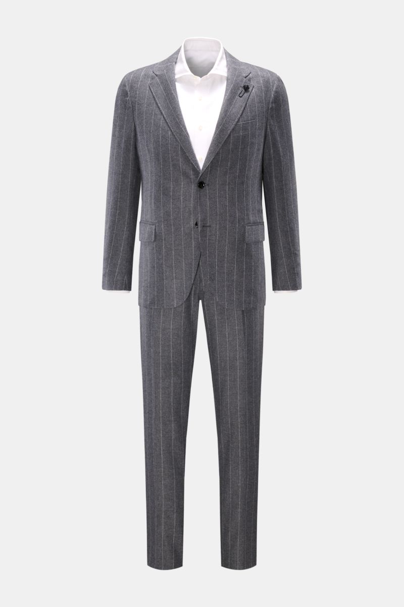Front view of a Lardini Anzug grau gestreift, a grey pinstriped suit made of a Schurwolle and Cashmere blend, featuring a slim fit, two-button tailored jacket with notch lapels and floral pin, classic chest pocket, flap hip pockets, unfinished sleeve cuff