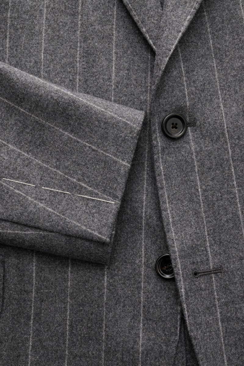 Close-up front view of the Lardini Anzug grau gestreift, a slim-fit grey striped suit in a Schurwolle and Cashmere mix with chalk stripes, featuring a two-button tailored jacket with soft fabric and unfinished sleeve cuffs.