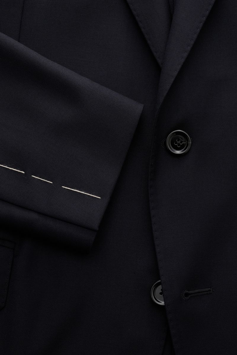 Lardini Anzug dark navy aus feinem Twill und reiner Schurwolle, Slim Fit Sakko mit Zwei-Knopf-Stil, Detailaufnahme von Knöpfen und Ärmel.