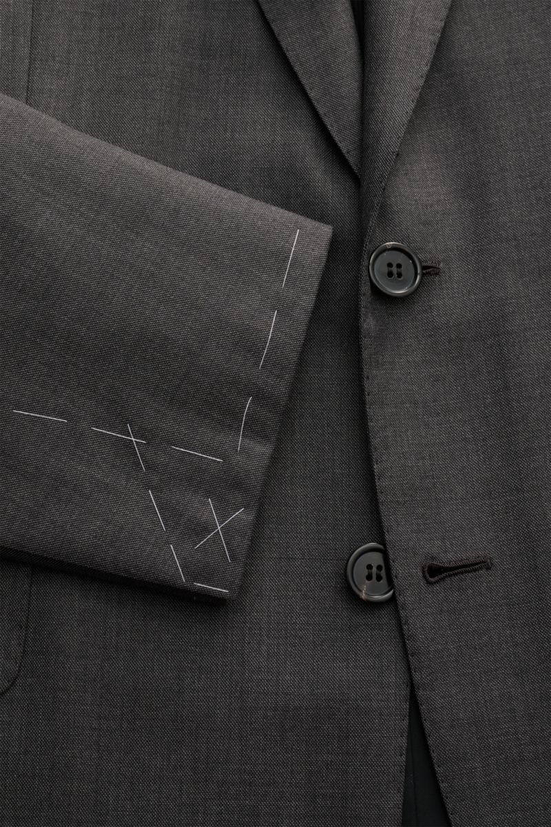 Brioni Anzug 'Brunico' dunkelgrau meliert, Nahaufnahme von Sakko mit tailliertem Zwei-Knopf-Stil, fallendem Revers, Ärmel mit Heftstichen.