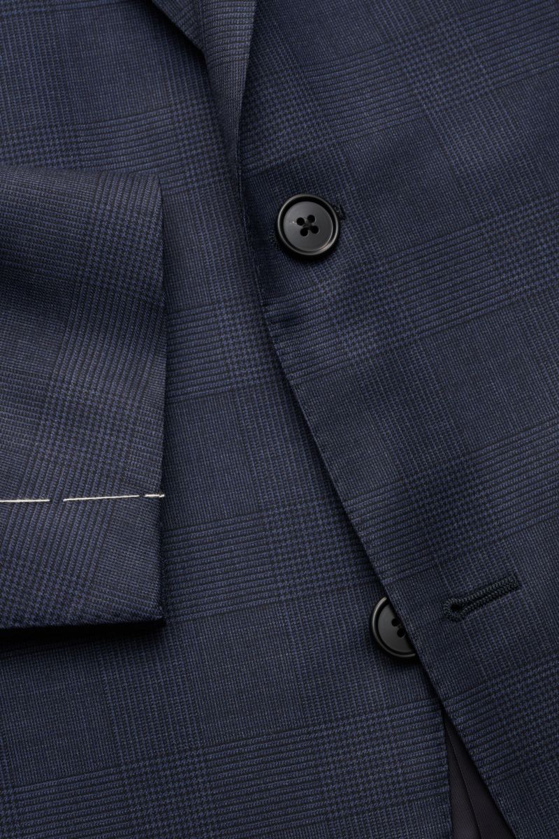 Close-up front view of the Belvest Anzug graublau meliert/schwarz kariert showcasing the classic Glencheck pattern, soft pure wool fabric, slim fit, two-button jacket with notch lapels, and visible sleeve stitching.