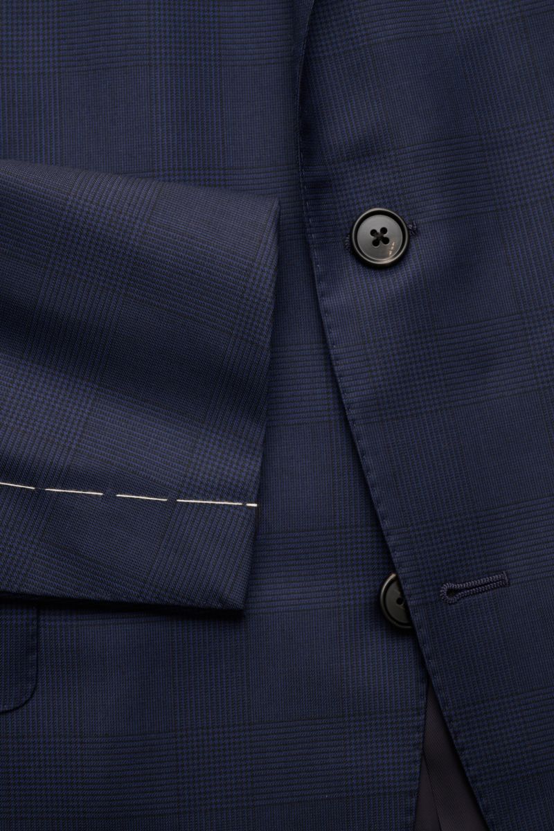 Close-up image of the Belvest Anzug dunkelblau/schwarz kariert showing the fine Glencheck wool fabric, buttons, and sleeve from a front perspective. Classical Italian elegance, slim fit, soft touch, tailored two-button jacket with notch lapel and patch po