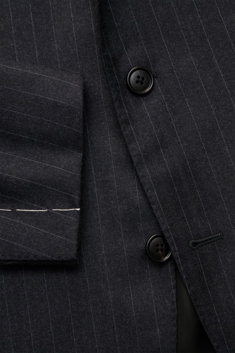 Close-up front view of the Belvest Anzug navy/grau gestreift, a classic Italian slim fit suit made of pure wool with soft touch, featuring subtle pin-stripes, two black buttons, tailored two-button jacket with notch lapel, and unfinished sleeve cuffs.