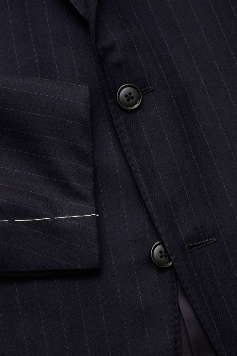 Close-up front view of the Belvest Anzug dark navy/dunkelblau kariert jacket showing slim fit fabric with tonal Glencheck pattern, two black buttons, and unfinished sleeve cuffs. Seien Sie immer gut gekleidet mit diesem Anzug vom Traditionshaus BELVEST: d