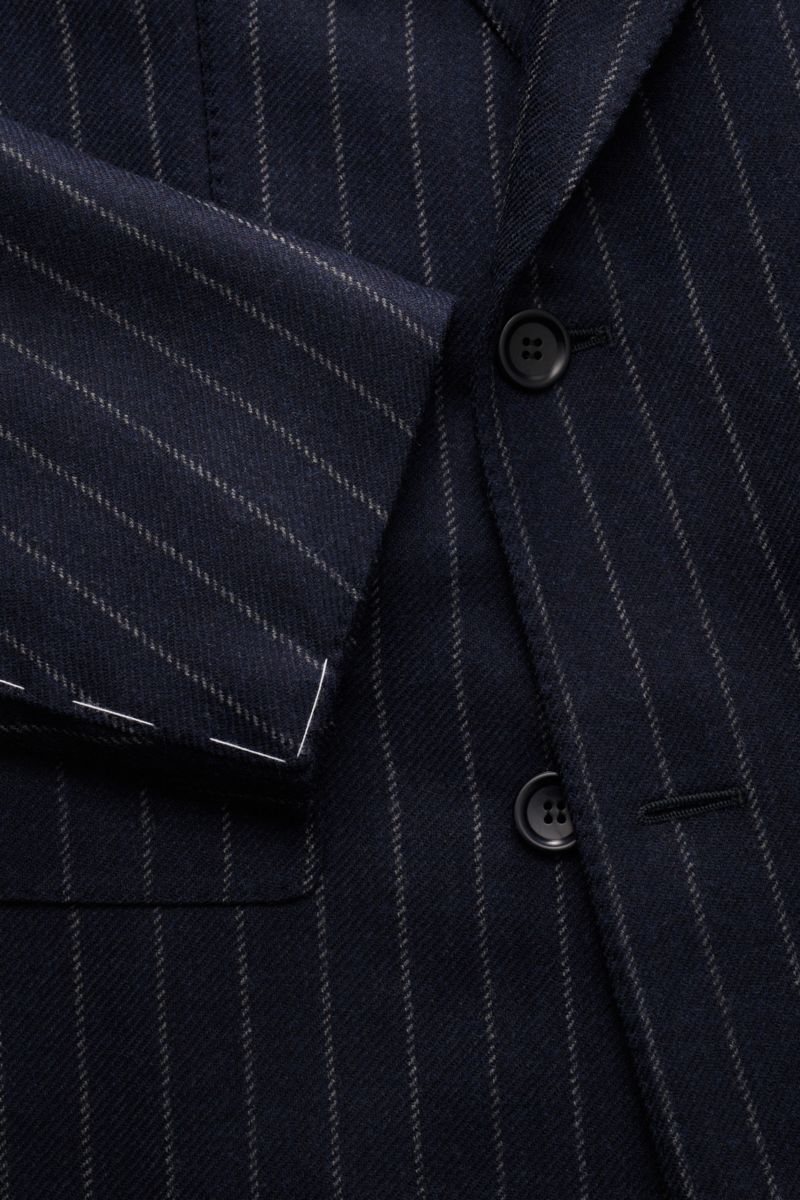 Nahaufnahme des Stile Latino Anzugs 'Andrea' navy/grau gestreift, Fokus auf Sakko mit Chalk Stripes, Knöpfen und Manschette.