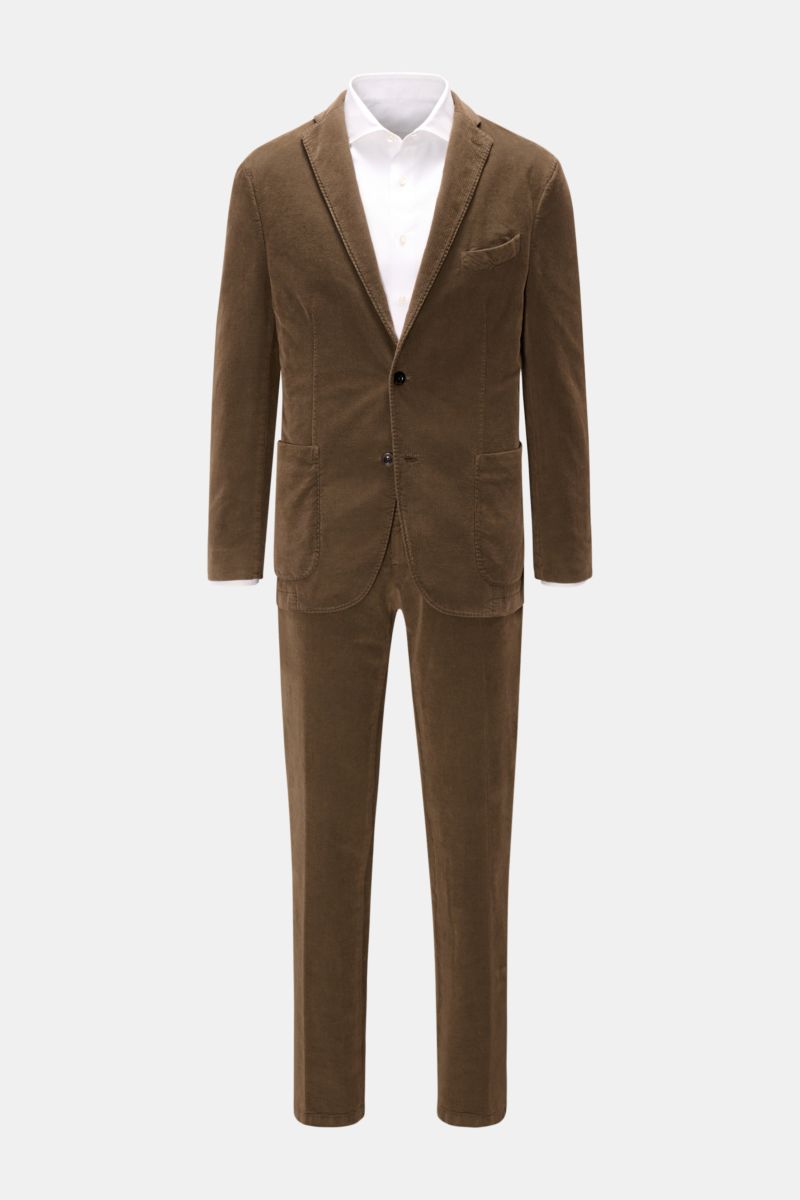 Front view of a brown corduroy suit with white shirt, featuring the Boglioli Cord Anzug 'K. Jacket' navy in lightweight, unconstructed Italian design with slim fit, two-button jacket and regular fit trousers made of cotton-microfiber blend with slight str