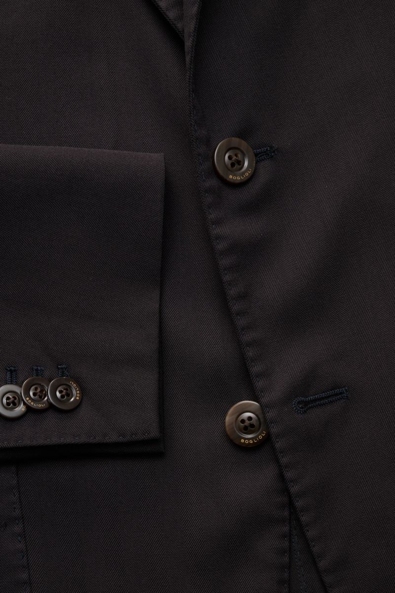 Close-up front view of Boglioli Anzug dark navy jacket with unconstructed design, tonal stripe pattern, and branded buttons in pure virgin wool.