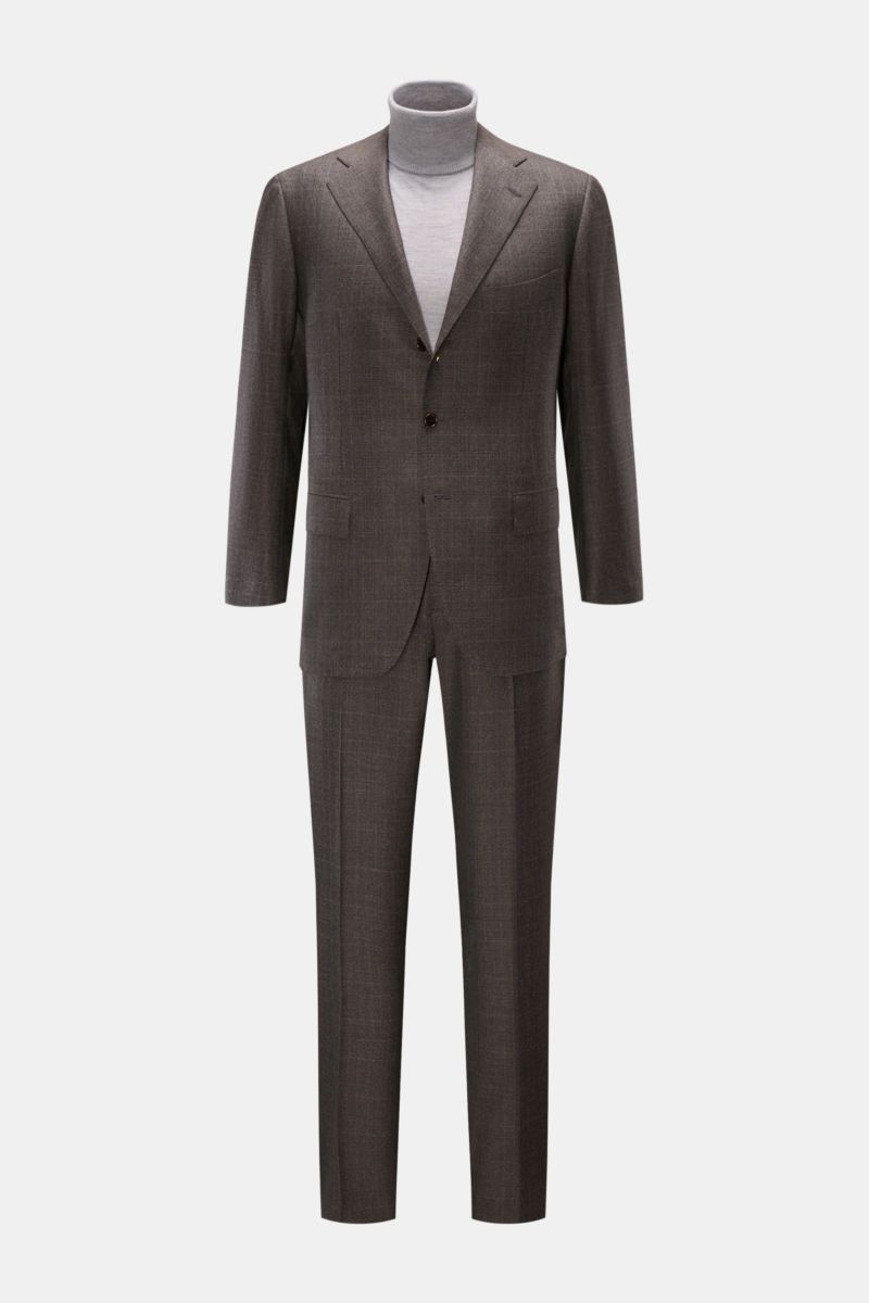 Front view of a Cesare Attolini Anzug dunkelbraun, a slim fit suit made from pure Super 150'S wool, featuring a tailored three-button jacket with notch lapels, flap hip pockets, unfinished sleeve cuffs, and side vents, paired with slightly tapered trouser