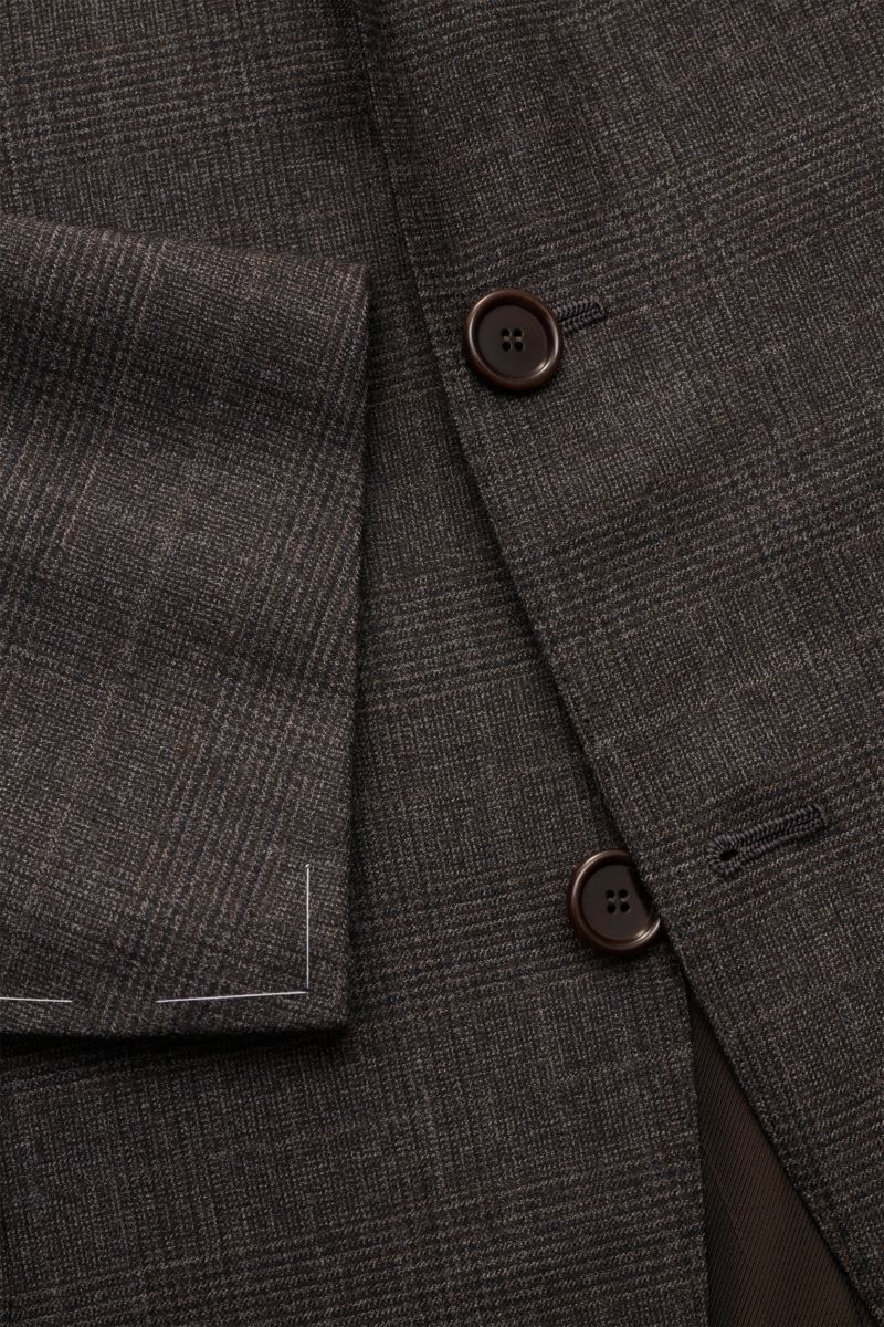 Close-up from above of the sleeve and front buttons of the Cesare Attolini Anzug dunkelbraun, made from pure Super 150'S wool in a fine check pattern, showing smooth texture and craftsmanship. Neapolitanische Schneiderkunst in Perfektion: Aus fein gewebte