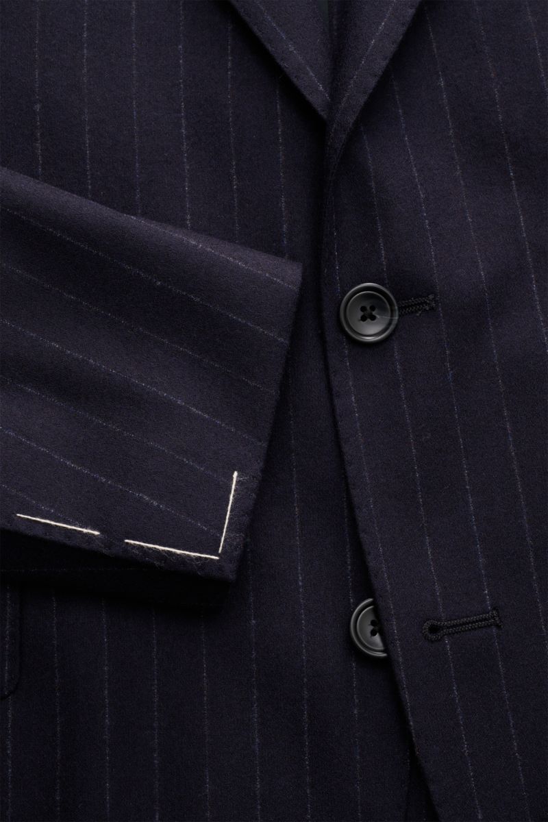 Nahaufnahme von Sakko-Ärmel und Vorderseite des Tagliatore Anzugs 'Vesuvio' navy gestreift aus reiner Schurwolle, Slim Fit, Chalk-Stripes.