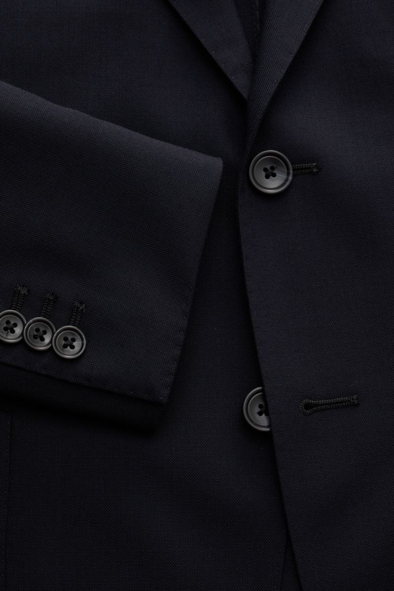 Nahaufnahme des halb gefütterten Tagliatore Anzugs 'Vesuvio' navy aus reiner Schurwolle, Slim Fit mit tailliertem Zwei-Knopf-Sakko und Ärmelknöpfen.