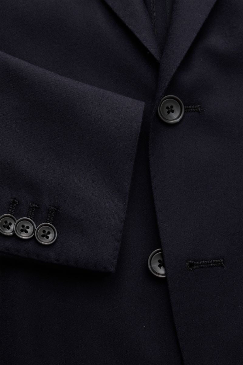 Nahaufnahme des halb gefütterten Tagliatore Anzugs 'Vesuvio' navy aus Schurwolle-Seiden-Mix mit Knöpfen und Taillierung.