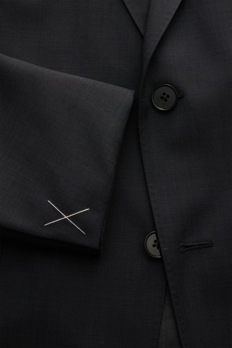 Nahaufnahme des Zegna Anzugs anthrazit aus feinem Twill, Fokus auf Ärmel mit Nahtkreuz und zwei Knöpfen des taillierten Sakkos.